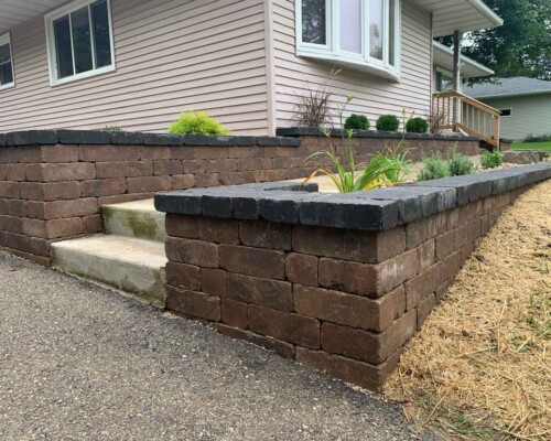 Retaining-wall-detail-with-stairs